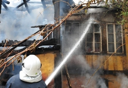 Баба предизвика пожар в къща във Врачанско, съобщиха от МВР.
