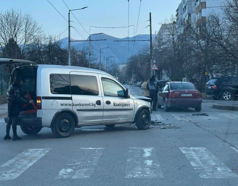 Катастрофа затрудява трафика по кръстовище в ж к Дъбника във