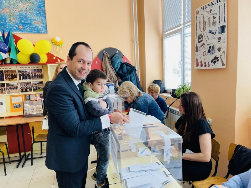 Кметът на Враца Калин Каменов гласува заедно със сина си.
“През