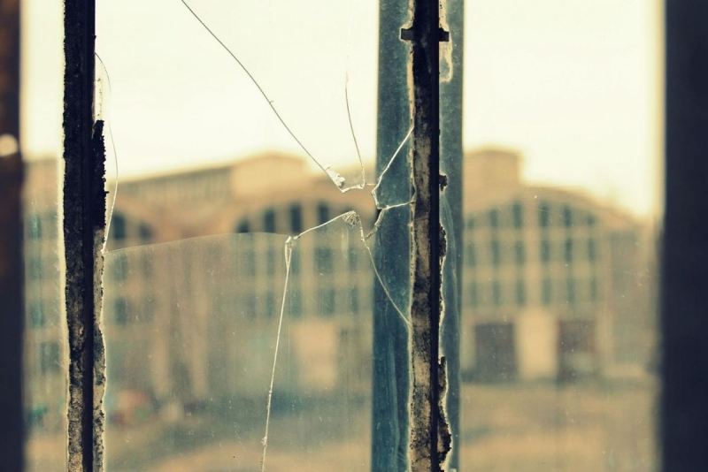 Побеснял мъж е потрошил стъклата на къща във Врачанско съобщиха