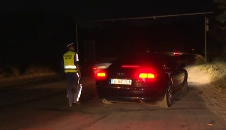Пиян мъж е заловен да дава газ на колата си