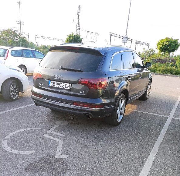 Тарикат заряза лъскавия си джип на две паркоместа във Враца,