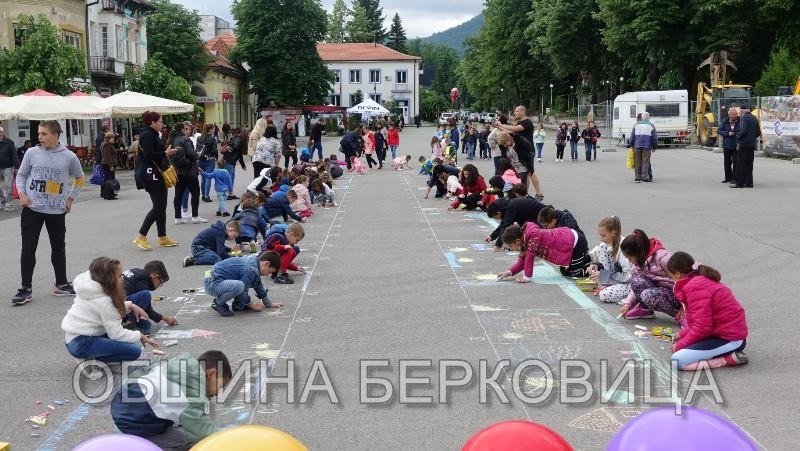 Детски рисунки украсиха центъра на Берковица на 1 юни, съобщиха