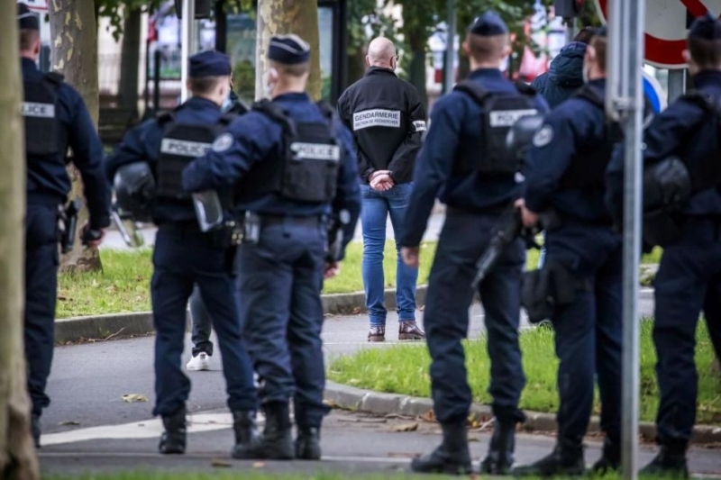 Франция отдава почит на убития по особено жесток начин преподавател