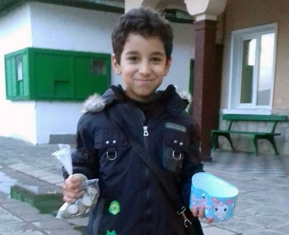 8 годишно дете на сирийски бежанци дари спестяванията си на българско