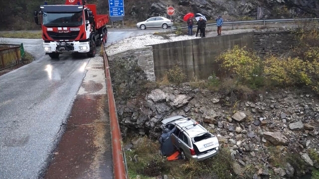 Кола падна от подпорна стена в Смолянско, съобщиха от полицията.