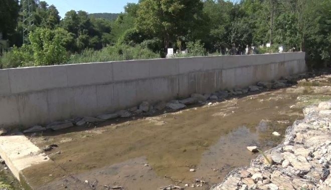 Приключиха строително монтажните работи по възстановяването на подпорните стени на река