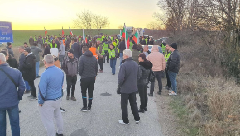 Стотици граждани протестираха на пътя Козлодуй Лом Недоволството на протестиращите