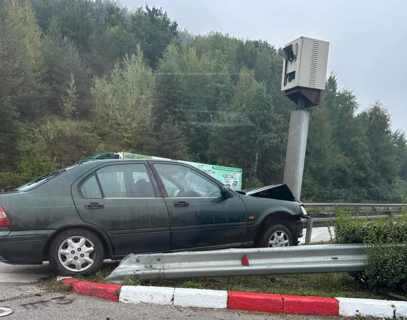 Кола се заби в една от камерите снимаща за превишена