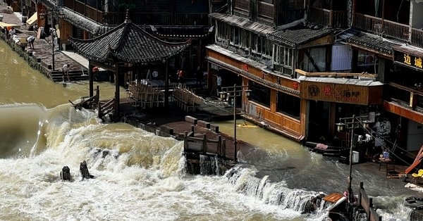 Най-малко 10 души загинаха при наводнение в централната китайска провинция