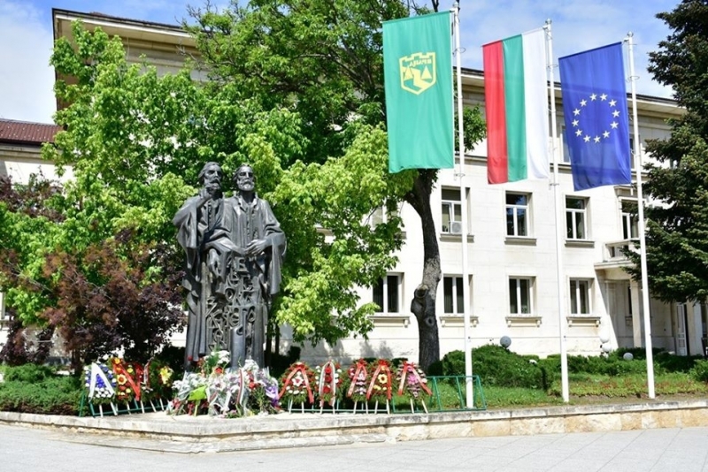 Кметът на Враца Калин Каменов поднесе цветя пред паметника на