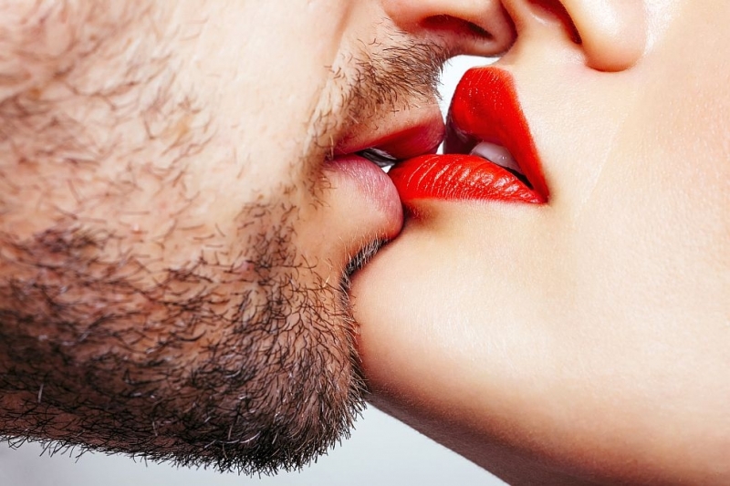 От една страна, целувката може да предаде страст и нежност
