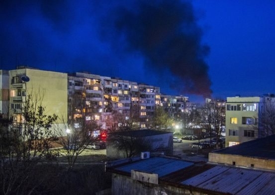 Сметището зад спортната зала в Козлодуй се запали вчера около