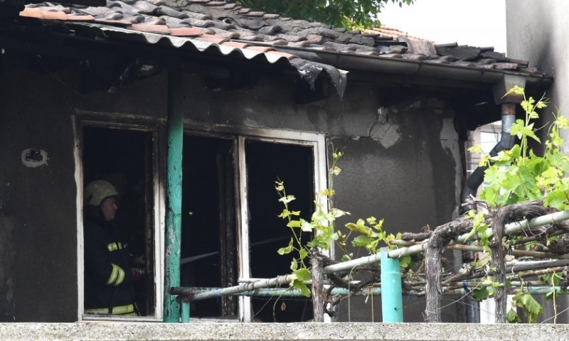 Мъж е загинал при пожар в дома си в Перник