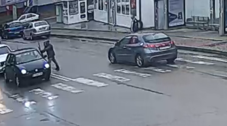 Мъж от Враца е счупил стъкло на кола на свой
