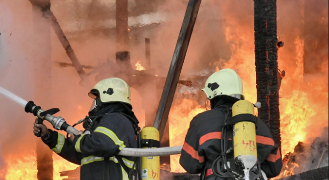 Късо съединение предизвикало пожар във видинското село Динковица. Пламнала селскостопанска