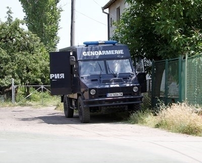 Няколко микробуса на жандармерията от София и десетки полицаи от