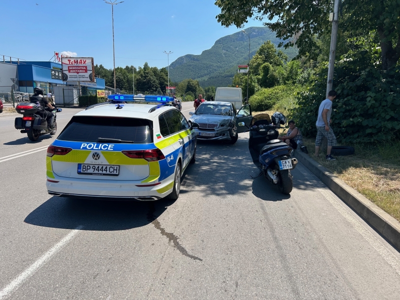 Две коли се удариха на натоварен булевард във Враца видя