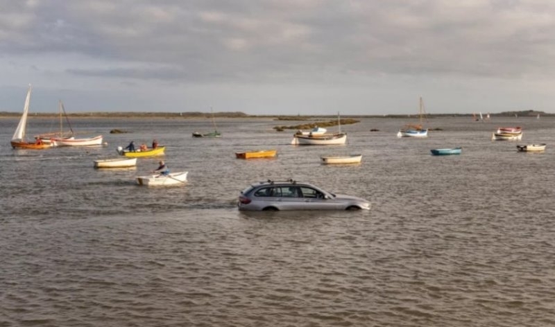 Мъж откри колата си във вода и заобиколена от лодки