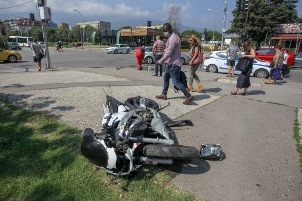 Разсеяна шофьорка предизвика катастрофа с моторист в Берковица научи BulNews