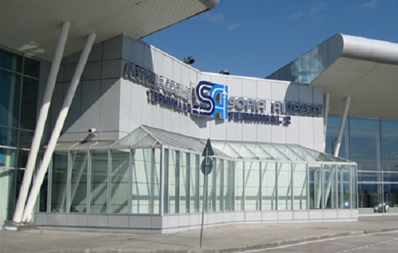Часове наред стотици пътници бяха блокирани на летище София заради