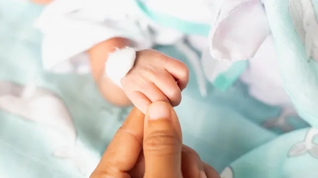 Новозеландските власти поеха временно попечителството над бебе, чиито родители блокираха