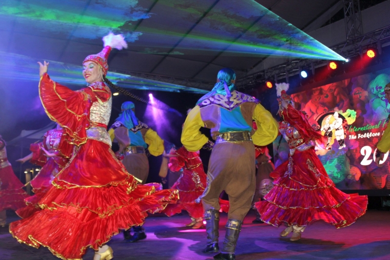 С впечатляващ галаконцерт на площад България завърши Четвъртият международен фолклорен