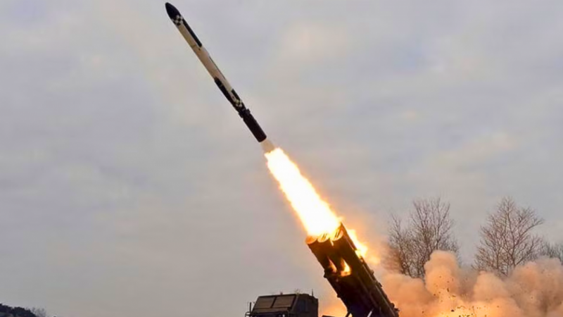 Северна Корея изстреля две неидентифицирани балистични ракети съобщиха днес южнокорейските въоръжени сили