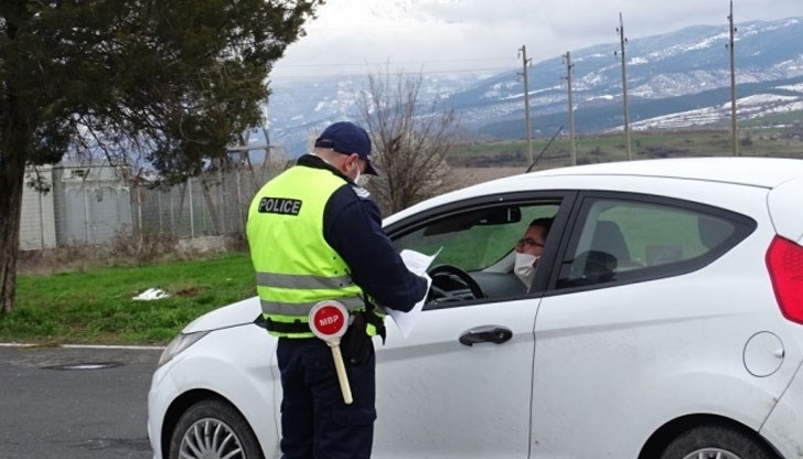 Полицаи са хванали шофьор с отнета книжка подкарал колата си
