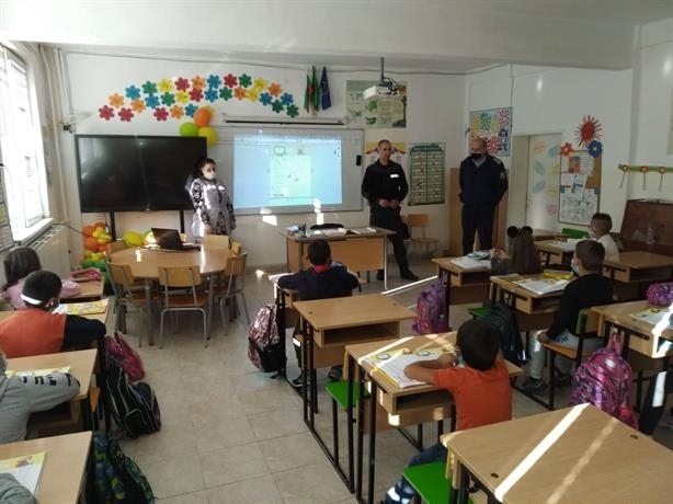 Служители на сектор „Пътна полиция“ във Враца посещават училищата в