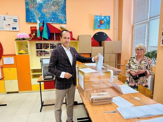 Кметът Калин Каменов упражни правото си на вот По традиция