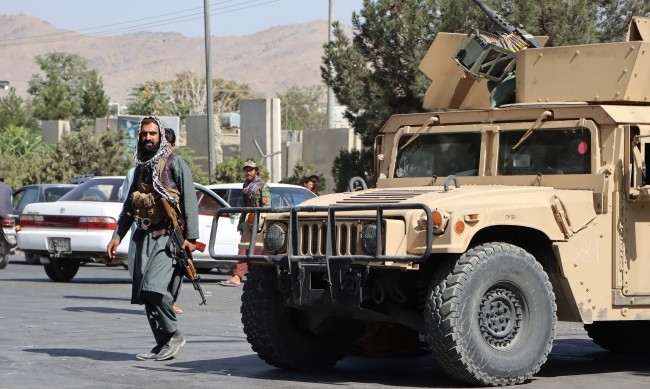 Талибаните поеха пълен контрол върху международното летище в Кабул, след