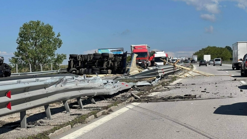 Катастрофа с ТИР затруднява движението на автомагистрала Тракия съобщиха за