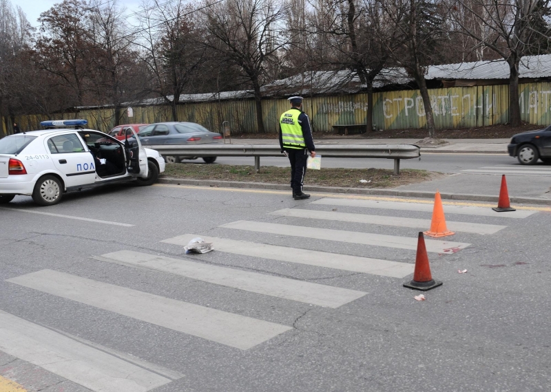 Водач блъсна пешеходка в Бургас и избяга, съобщиха от полицията.
На