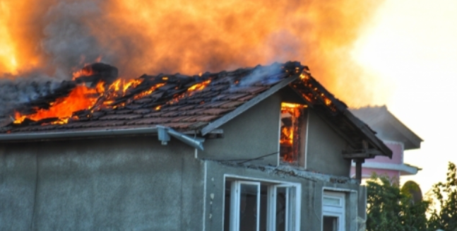 Пожар лумна в стаята на къща в Белоградчик съобщиха от