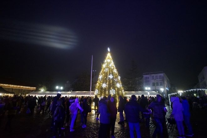 В Оряхово запалиха светлините на елхата и откриха Коледния базар /снимки/