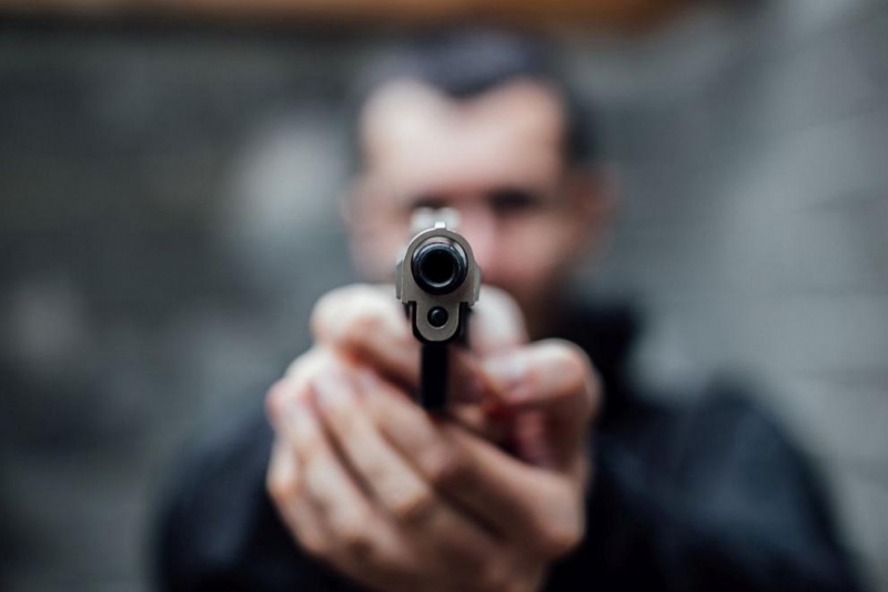 70 годишен мъж стреля с въздушен пистолет по 68 годишната си