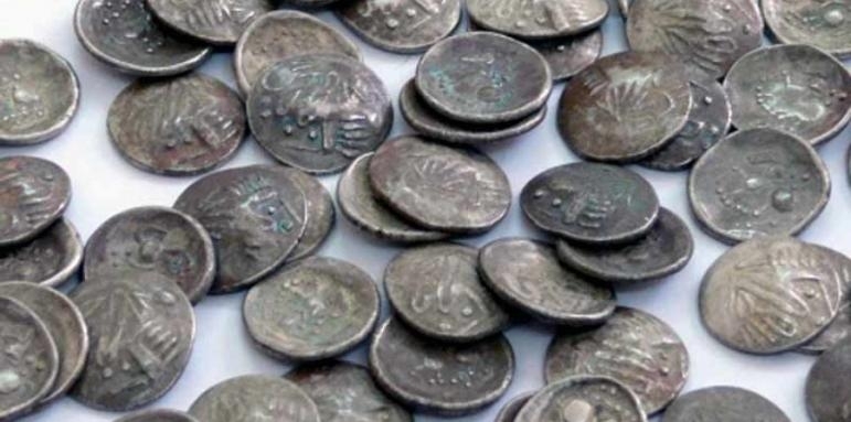 Полицейски служители са конфискували монети и оръжие от дома на
