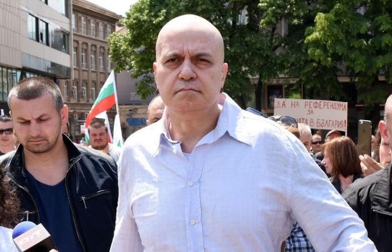 Вчера генерал Атанас Атанасов, който е съпредседател на „Демократична България“