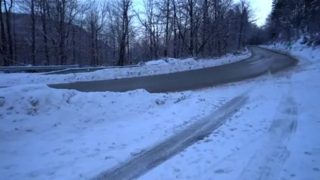 Интензивен трафик се очаква на прохода Петрохан  
Снегът във високата част