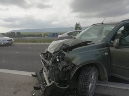 Лек автомобил и микробус са катастрофирали на автомагистрала „Хемус“ в