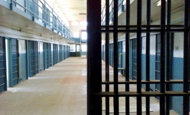 Затвор без решетки и битови условия- максимално близки до домашните.
