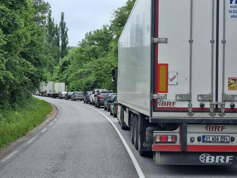 Нов протест срещу пускането на тежкотоварни камиони през прохода Петрохан