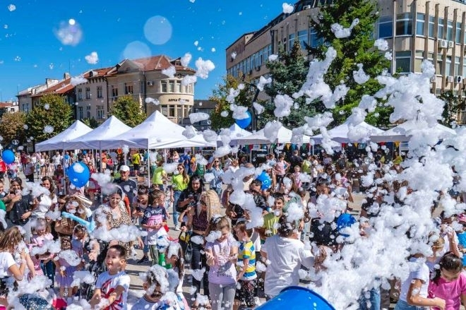 В рамките на два часа стотици малчугани се забавляваха на