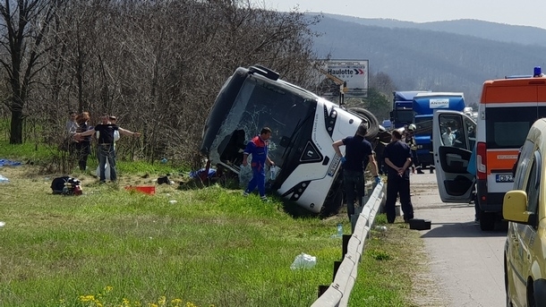 Шофьор на автобус от Видин е катастрофирал в Бургаско, съобщиха