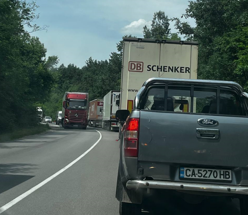 Аварирал ТИР затруднява движението по международния път Е 79 между Враца