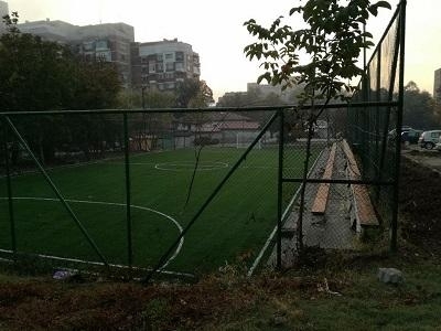 Вчера завърши ремонтът на заграденото игрище в Козлодуй. Заместник-кметът Юрик