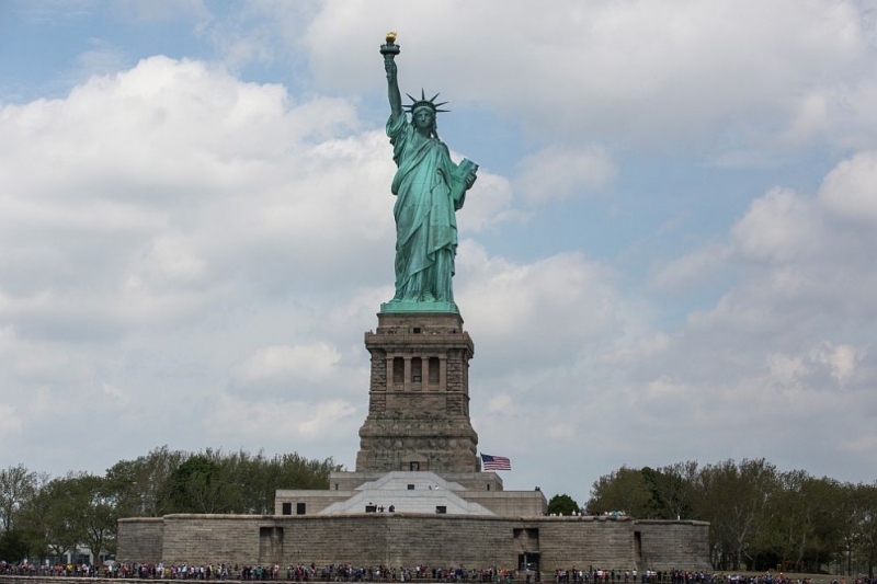 Жена се покачи на Статуята на свободата, съобщи АП. Това