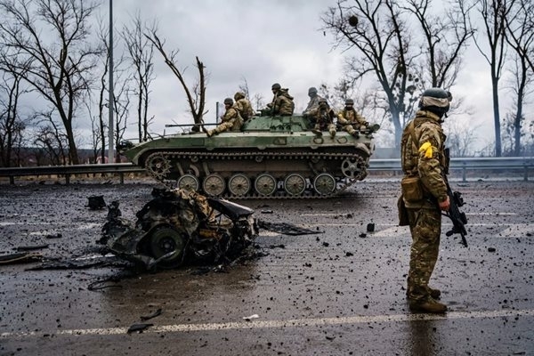 Една жена е загинала а най малко осем души са