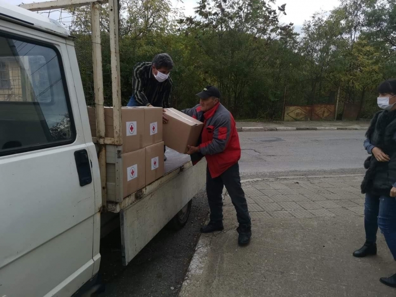 Днес бяха раздадени хранителни пакети на 200 лица живеещи в